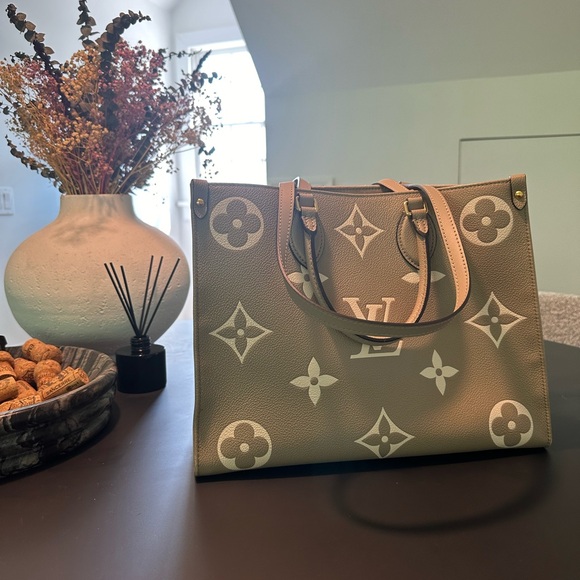 Louis Vuitton OnTheGo MM Bicolor Empriente Turtledove/Cream - Picture 3 of 11